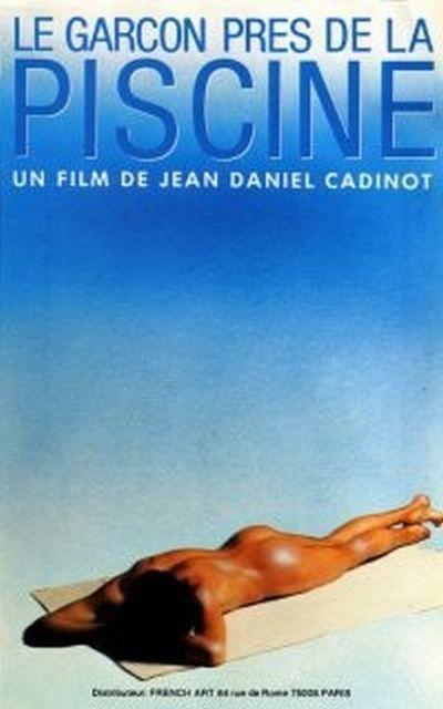 泳池边的少年