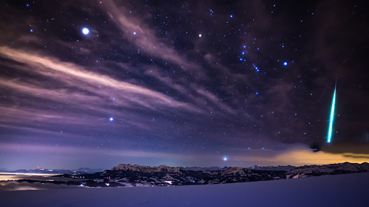 各位同学我们继续仰望冬夜星空,从参宿三星向东南方向沿一条线.